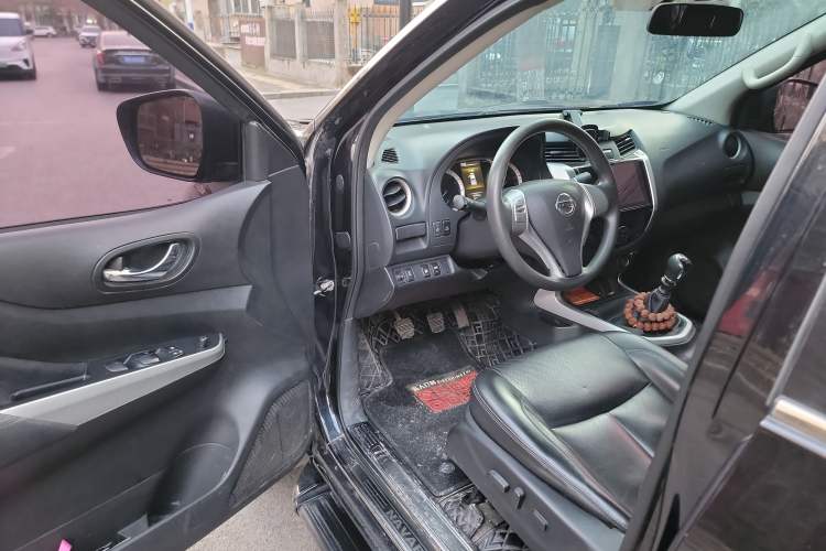 Used Nissan Navara 2019 2.5L Manual 4x4 Premium Version China VI QR25 Driver Seat
