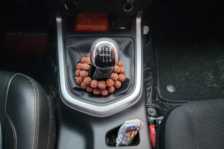 Used Nissan Navara 2019 2.5L Manual 4x4 Premium Version China VI QR25 Gear Lever