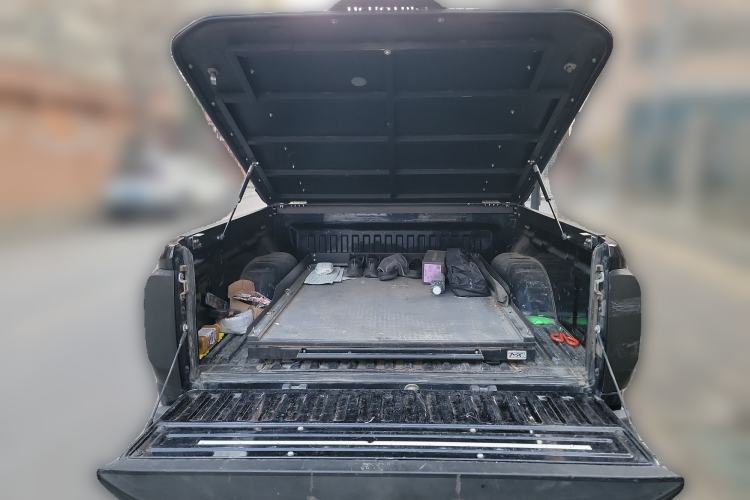 Used Nissan Navara 2019 2.5L Manual 4x4 Premium Version China VI QR25 Trunk
