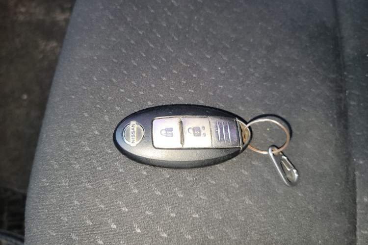 Used Nissan Navara 2019 2.5L Manual 4x4 Premium Version China VI QR25 Vehicle Key