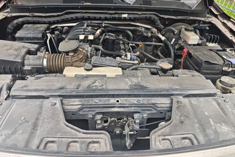 Used Nissan Navara 2019 2.5L Manual Two-Wheel Drive Comfort Version China VI QR25 Engine Bay