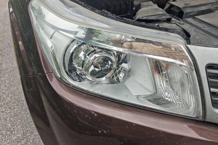 Used Nissan Navara 2019 2.5L Manual Two-Wheel Drive Comfort Version China VI QR25 Right Front Headlight