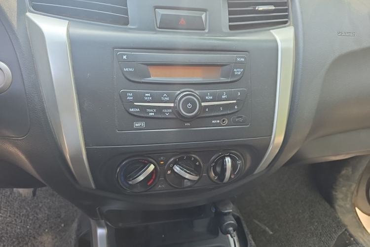 Used Nissan Navara 2019 2.5L Manual Two-Wheel Drive Comfort Version China VI QR25 Audio And AC Panel