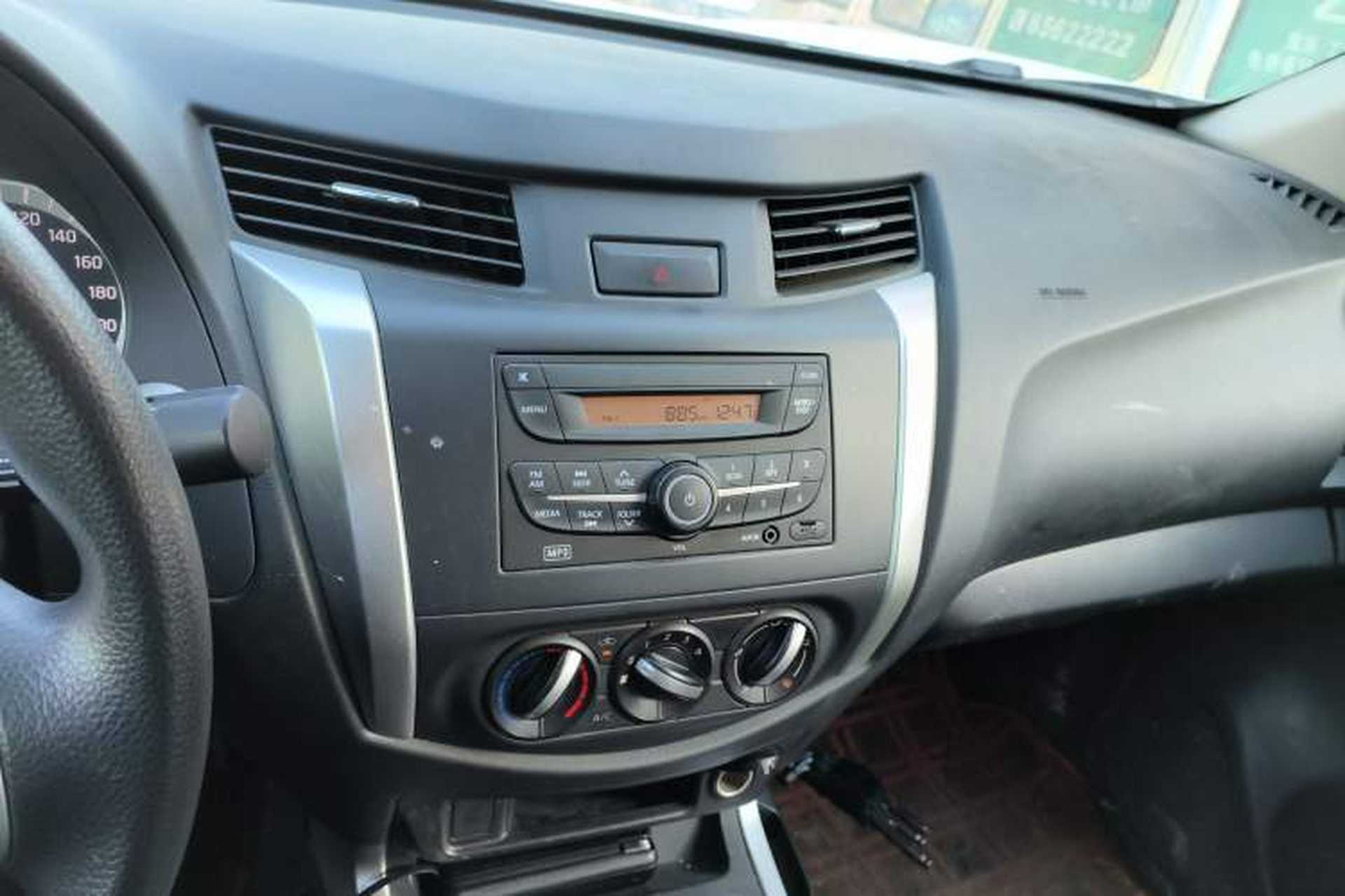 Used Nissan Navara 2019 2.5L Manual Two-Wheel Drive Comfort Version China VI QR25 Audio And AC Panel