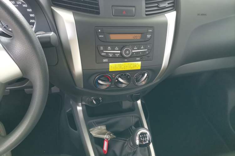 Used Nissan Navara 2019 2.5L Manual 4x4 Comfort Edition China VI QR25 Audio And AC Panel