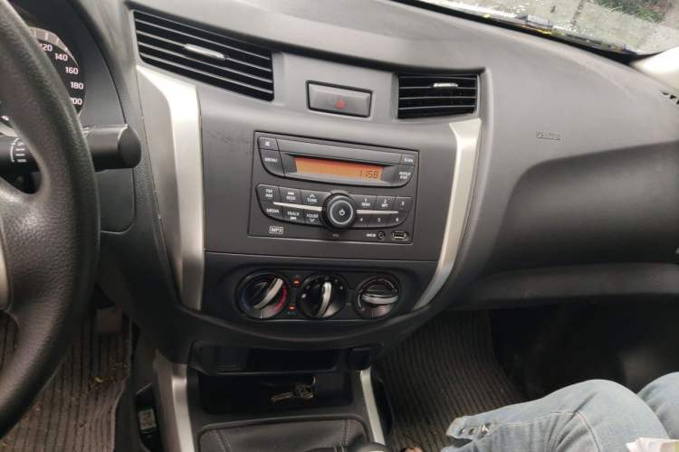 Used Nissan Navara 2019 2.5L Manual Two-Wheel Drive Comfort Version China VI QR25 Audio And AC Panel