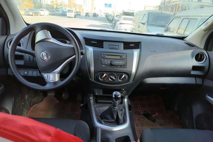 Used Nissan Navara 2019 2.5L Manual Two-Wheel Drive Comfort Version China VI QR25 Center Console