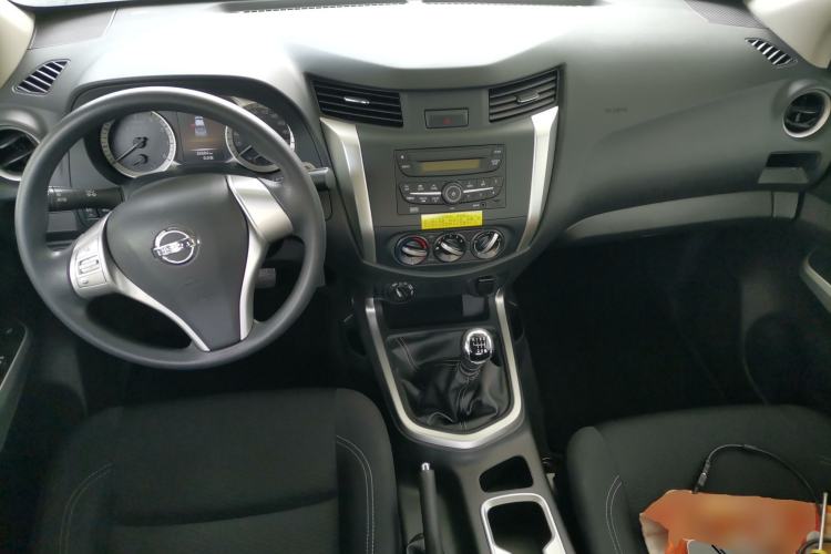 Used Nissan Navara 2019 2.5L Manual 4x4 Comfort Edition China VI QR25 Center Console