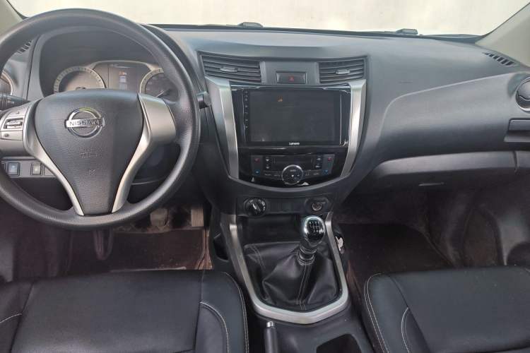 Used Nissan Navara 2019 2.5L Manual 4x4 Premium Version China VI QR25 Center Console