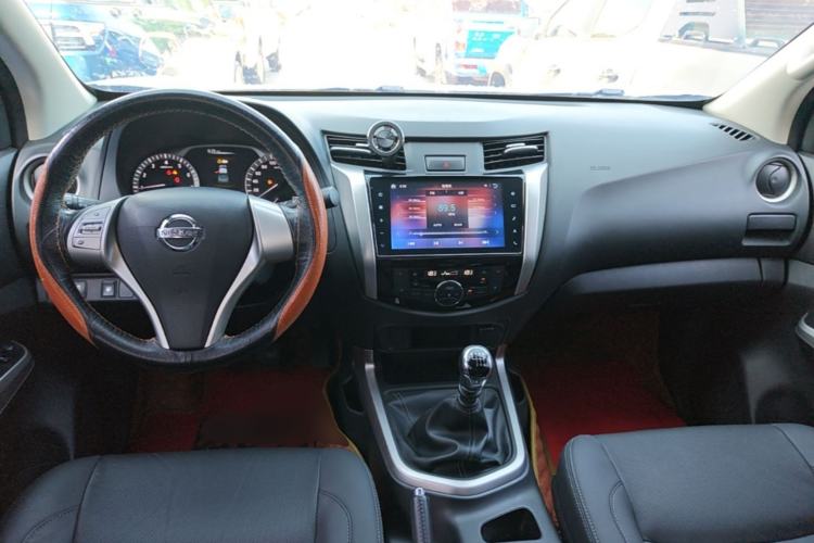 Used Nissan Navara 2019 2.5L Manual Two-Wheel Drive Flagship Version China VI Standard QR25 Center Console