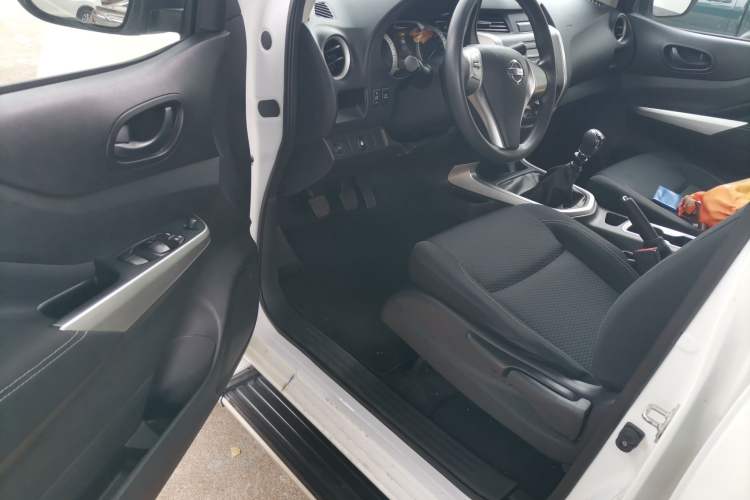 Used Nissan Navara 2019 2.5L Manual 4x4 Comfort Edition China VI QR25 Driver Seat