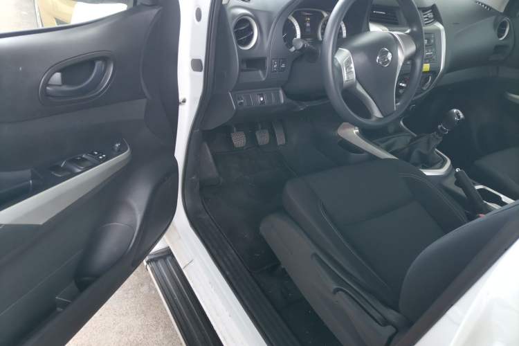 Used Nissan Navara 2019 2.5L Manual 4x4 Comfort Edition China VI QR25 Driver Seat