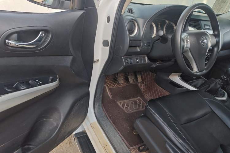 Used Nissan Navara 2019 2.5L Manual 4x4 Premium Version China VI QR25 Driver Seat