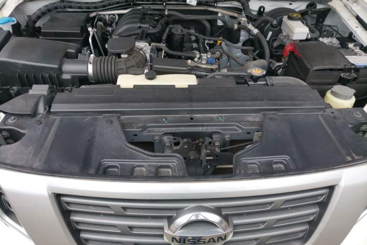 Used Nissan Navara 2019 2.5L Manual 4x4 Comfort Edition China VI QR25 Engine Bay