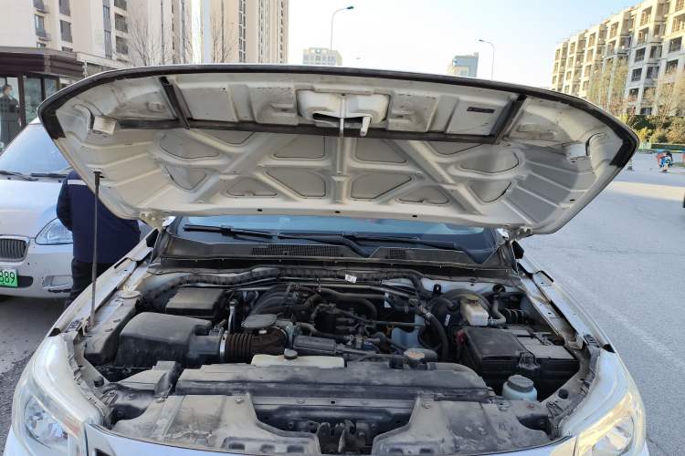 Used Nissan Navara 2019 2.5L Manual Two-Wheel Drive Comfort Version China VI QR25 Engine Bay