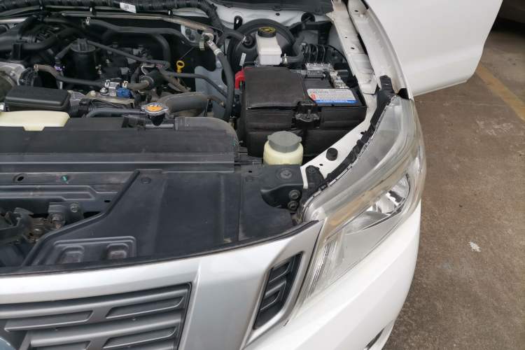 Used Nissan Navara 2019 2.5L Manual 4x4 Comfort Edition China VI QR25 Engine Bay Left