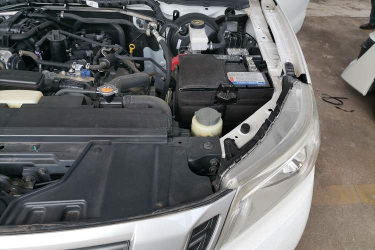 Used Nissan Navara 2019 2.5L Manual 4x4 Comfort Edition China VI QR25 Engine Bay Left