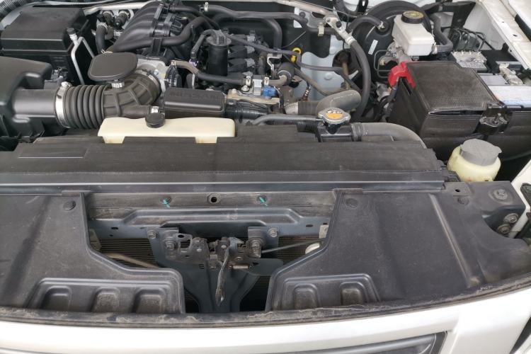 Used Nissan Navara 2019 2.5L Manual 4x4 Comfort Edition China VI QR25 Engine Bay