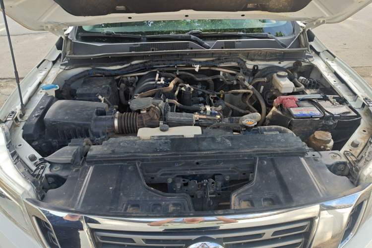Used Nissan Navara 2019 2.5L Manual 4x4 Premium Version China VI QR25 Engine Bay