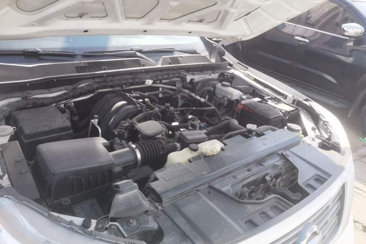 Used Nissan Navara 2019 2.5L Manual Two-Wheel Drive Comfort Version China VI QR25 Engine Bay