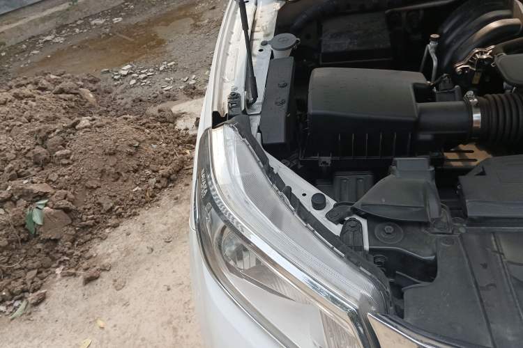 Used Nissan Navara 2019 2.5L Manual 4x4 Comfort Edition China VI QR25 Engine Bay Right