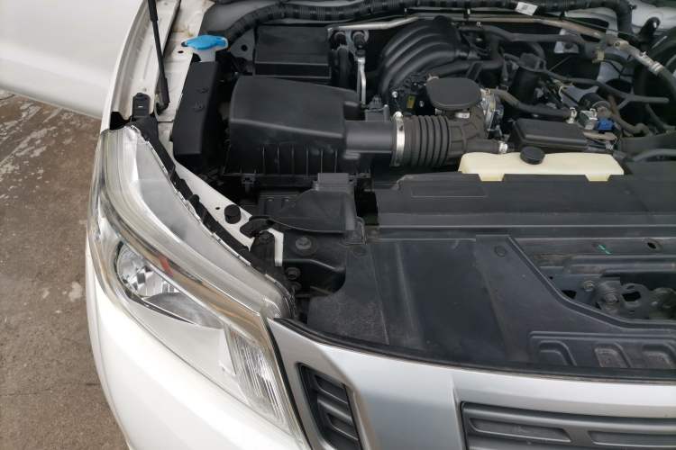 Used Nissan Navara 2019 2.5L Manual 4x4 Comfort Edition China VI QR25 Engine Bay Right
