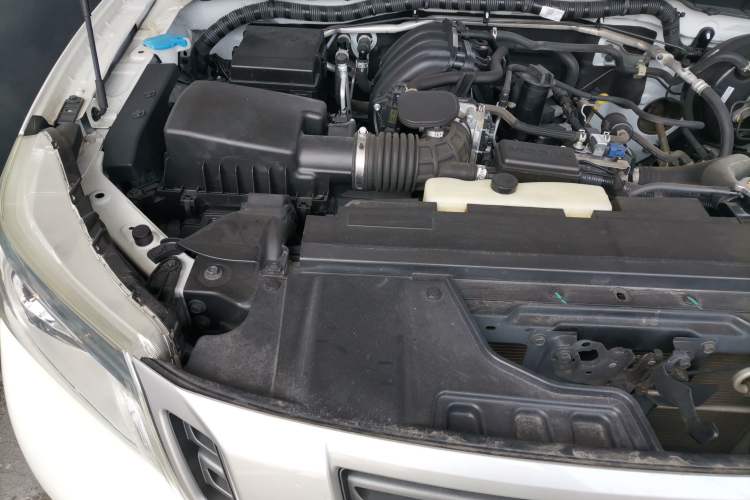 Used Nissan Navara 2019 2.5L Manual 4x4 Comfort Edition China VI QR25 Engine Bay Right