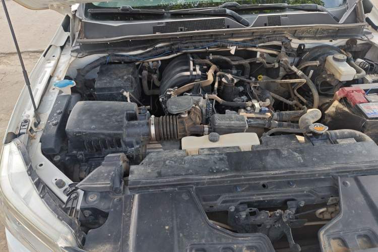 Used Nissan Navara 2019 2.5L Manual 4x4 Premium Version China VI QR25 Engine Bay Right