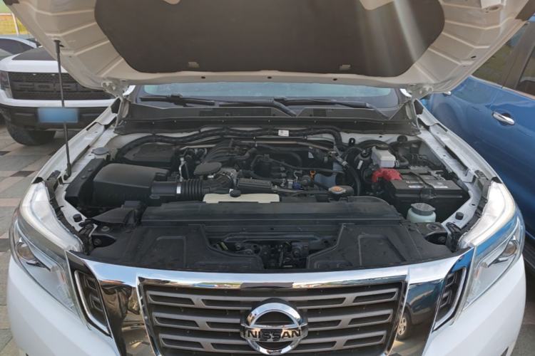 Used Nissan Navara 2019 2.5L Manual Two-Wheel Drive Flagship Version China VI Standard QR25 Engine Bay