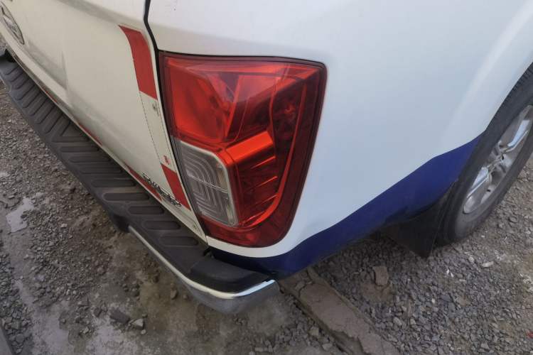 Used Nissan Navara 2019 2.5L Manual Two-Wheel Drive Comfort Version China VI QR25 Exterior 3
