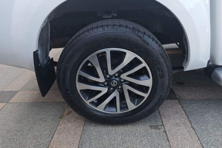 Used Nissan Navara 2019 2.5L Manual Two-Wheel Drive Flagship Version China VI Standard QR25 Exterior 5