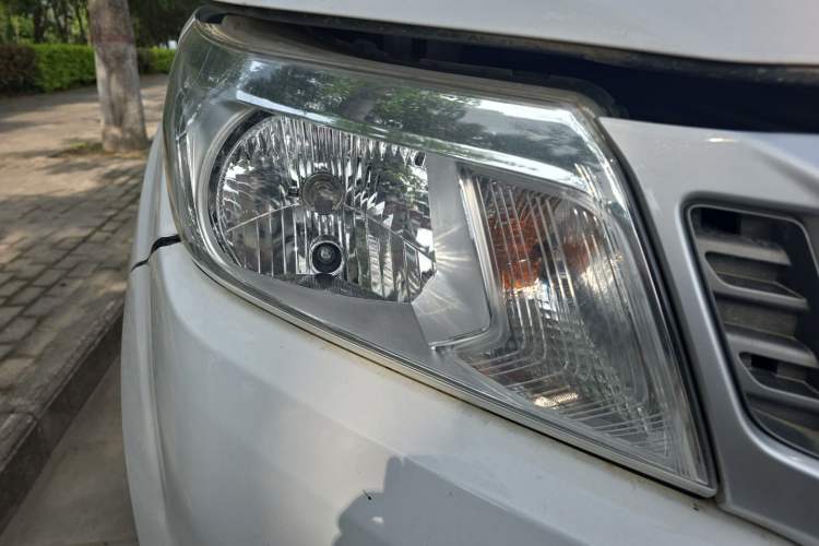 Used Nissan Navara 2019 2.5L Manual Two-Wheel Drive Comfort Version China VI QR25 Exterior 6