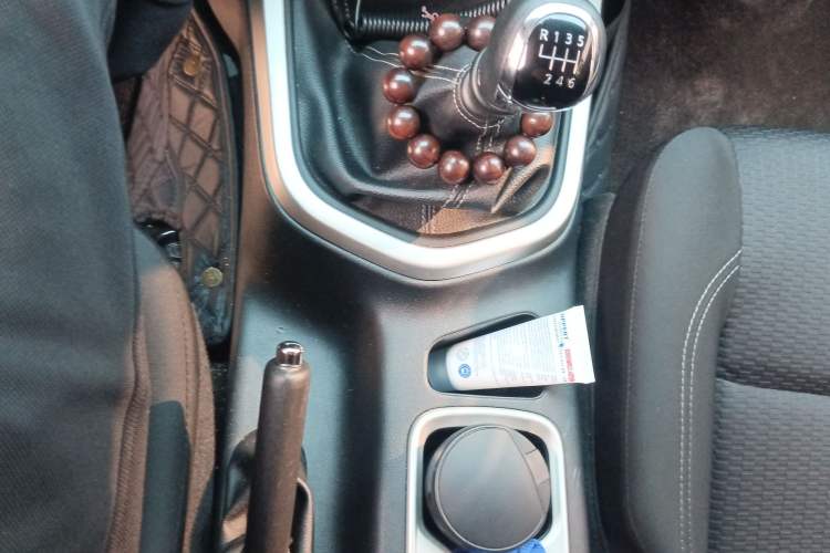 Used Nissan Navara 2019 2.5L Manual 4x4 Comfort Edition China VI QR25 Gear Lever