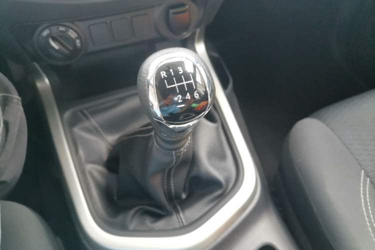 Used Nissan Navara 2019 2.5L Manual 4x4 Comfort Edition China VI QR25 Gear Lever