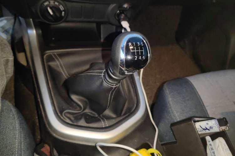 Used Nissan Navara 2019 2.5L Manual 4x4 Comfort Edition China VI QR25 Gear Lever