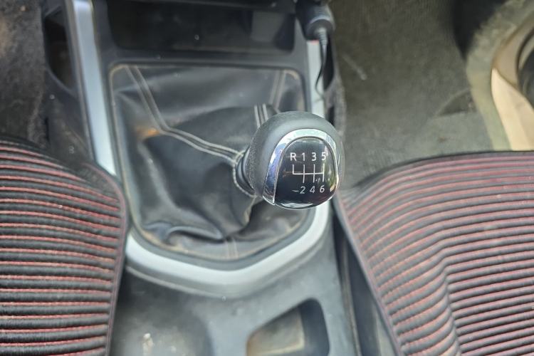 Used Nissan Navara 2019 2.5L Manual Two-Wheel Drive Comfort Version China VI QR25 Gear Lever