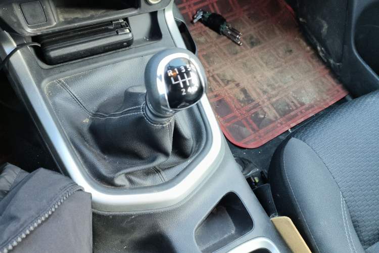 Used Nissan Navara 2019 2.5L Manual Two-Wheel Drive Comfort Version China VI QR25 Gear Lever