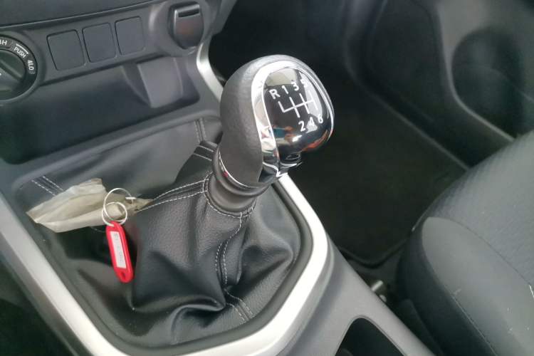 Used Nissan Navara 2019 2.5L Manual 4x4 Comfort Edition China VI QR25 Gear Lever