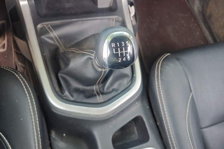 Used Nissan Navara 2019 2.5L Manual 4x4 Premium Version China VI QR25 Gear Lever