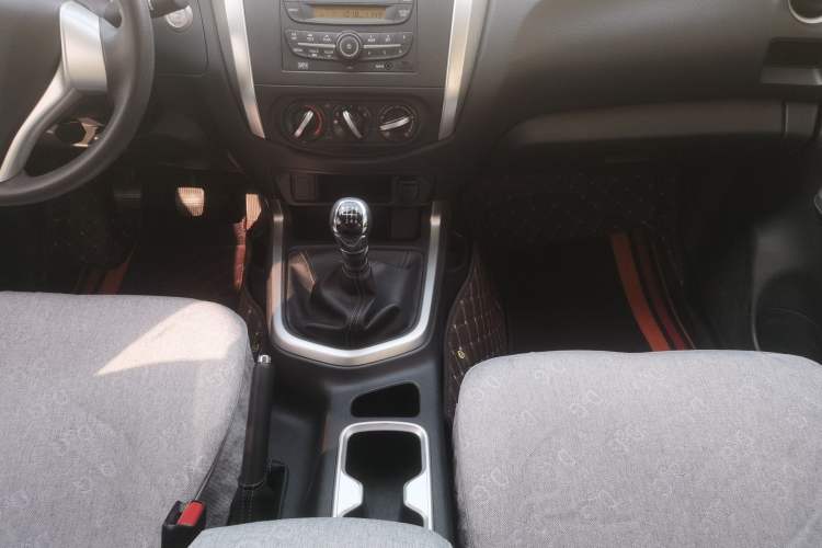 Used Nissan Navara 2019 2.5L Manual Two-Wheel Drive Comfort Version China VI QR25 Gear Lever
