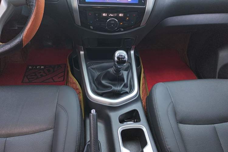 Used Nissan Navara 2019 2.5L Manual Two-Wheel Drive Flagship Version China VI Standard QR25 Gear Lever