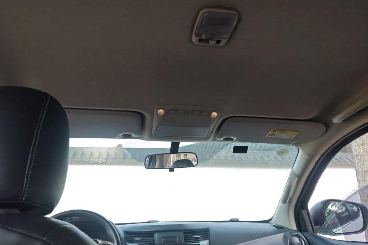 Used Nissan Navara 2019 2.5L Manual 4x4 Premium Version China VI QR25 Headliner