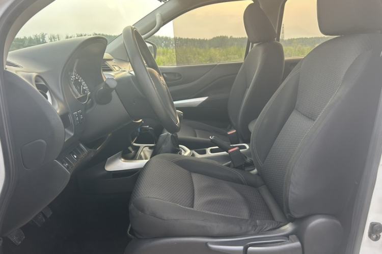 Used Nissan Navara 2019 2.5L Manual Two-Wheel Drive Comfort Version China VI QR25 Interior 3