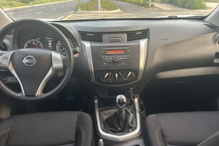 Used Nissan Navara 2019 2.5L Manual Two-Wheel Drive Comfort Version China VI QR25 Interior 4