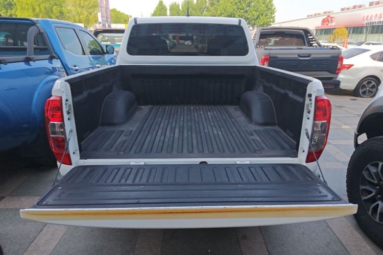 Used Nissan Navara 2019 2.5L Manual Two-Wheel Drive Flagship Version China VI Standard QR25 Trunk