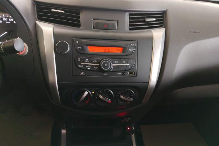 Used Nissan Navara 2019 2.5L Manual Two-Wheel Drive Comfort Version China VI QR25 Audio And AC Panel
