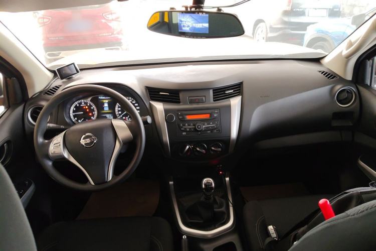 Used Nissan Navara 2019 2.5L Manual Two-Wheel Drive Comfort Version China VI QR25 Center Console