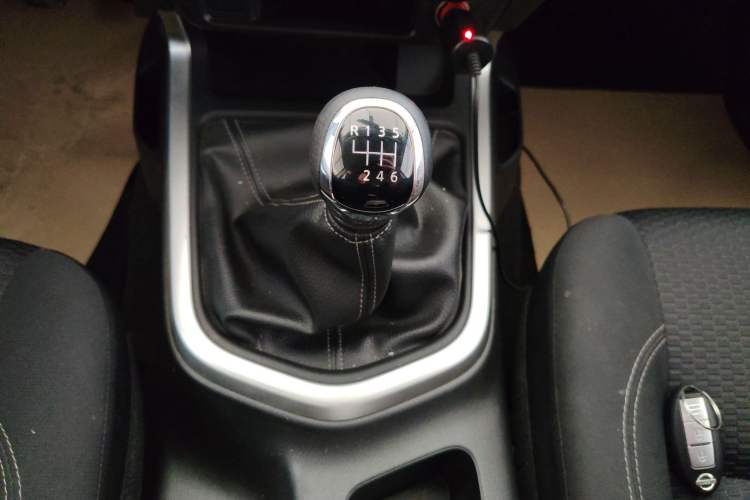 Used Nissan Navara 2019 2.5L Manual Two-Wheel Drive Comfort Version China VI QR25 Gear Lever