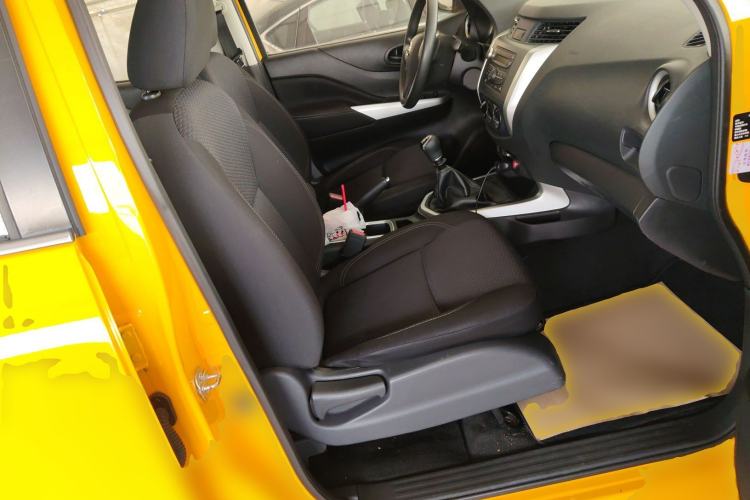 Used Nissan Navara 2019 2.5L Manual Two-Wheel Drive Comfort Version China VI QR25 Right Front Seat