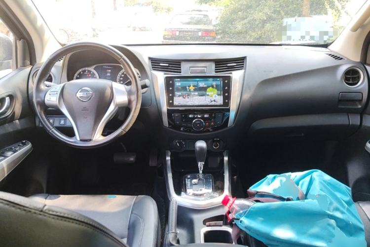 Used Nissan Navara 2021 2.5L Automatic 4x4 Premium Version QR25 Center Console